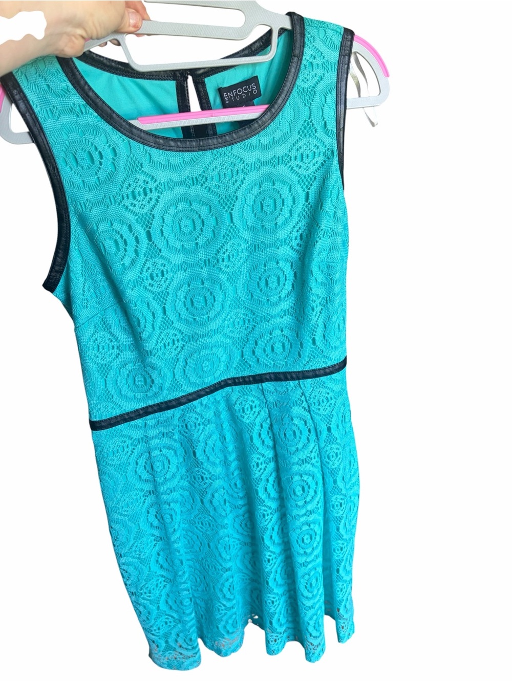 EN FOCUS Turquoise Floral Lace
Sheath Dress Sleeveless Black accents, SZ 10